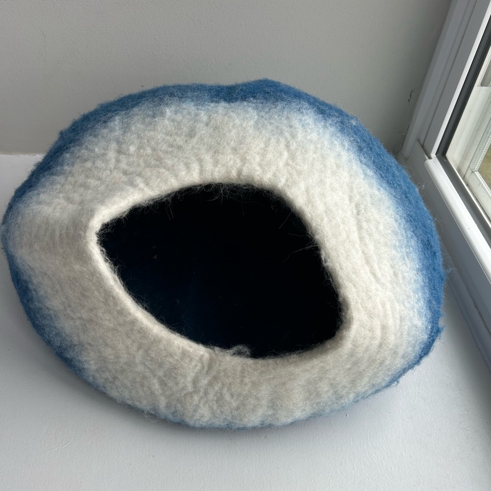 Wool cat cave, excellent condition